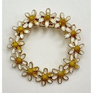Weiss‎ Daisy Wreath Brooch 1.5" Enamel Yellow White Vintage Floral Pin
